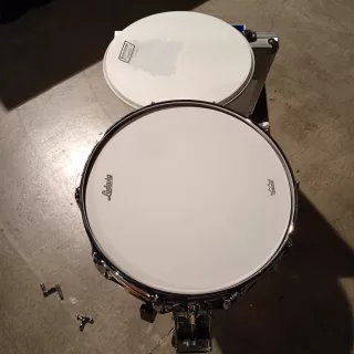 文化センターの貸出用スネアドラムのコーティングが剥げてきていたので
スネアドラムのヘッド（皮）の張替をしました。

メーカー自体が同じものの生産を終了していたようなので
後継のREMO製のラディックブランドのものになりました。

#ラディックドラム
#スネアヘッド交換
#remo