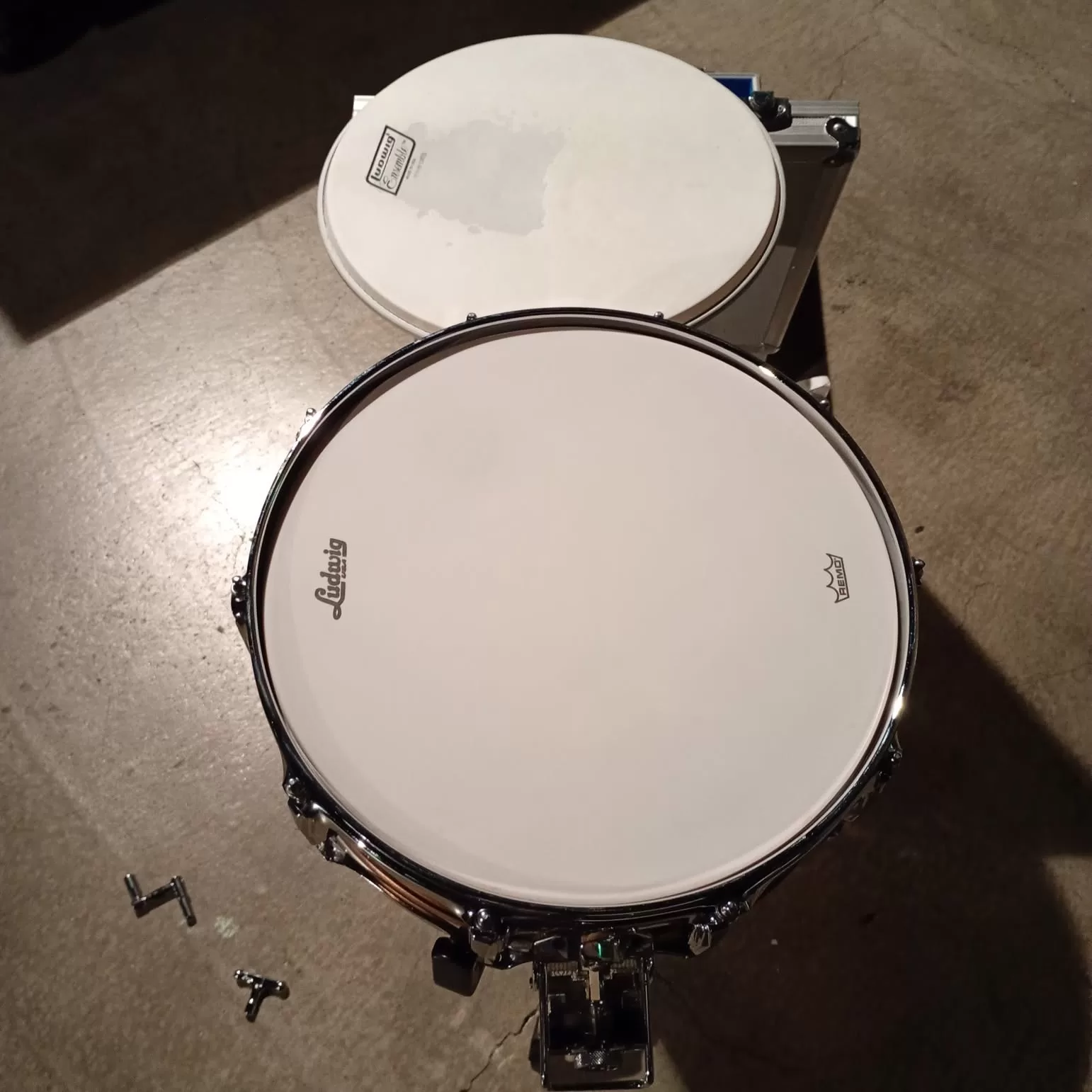 文化センターの貸出用スネアドラムのコーティングが剥げてきていたので
スネアドラムのヘッド（皮）の張替をしました。

メーカー自体が同じものの生産を終了していたようなので
後継のREMO製のラディックブランドのものになりました。

#ラディックドラム
#スネアヘッド交換
#remo