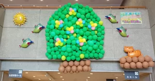 バルーンアート「ふしぎな木」
リニューアルしました。
以前のものと見比べてみてはいかがでしょう？

#バルーンアート
#十和田市民文化センターロビー
#ふしぎな木 
#ねじりんご