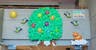 バルーンアート「ふしぎな木」
新たなバージョンに変化してます。
以前のものと見比べてみてはいかがでしょう？

#バルーンアート
#十和田市民文化センターロビー
#ふしぎな木